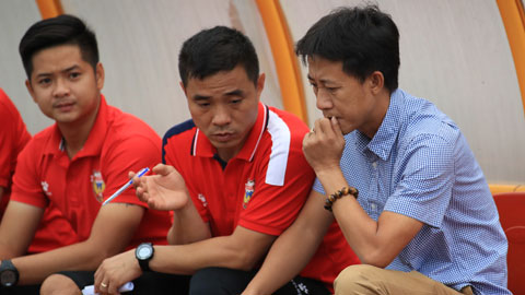 Thầy trò HLV Thành Công vẫn chưa có sân tập chất lượng 	Ảnh: Phan Tùng