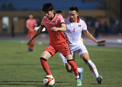 Việt Anh (phải) sẽ là điểm tựa vững chắc nơi hàng thủ U23 Việt Nam trong trận gặp U23 Hàn Quốc tối nay 	 Ảnh: ĐỨC CƯỜNG
