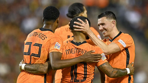 Các cầu thủ Hà Lan ăn mừng chiến thắng trước đối thủ Bỉ sau 25 năm chờ đợi