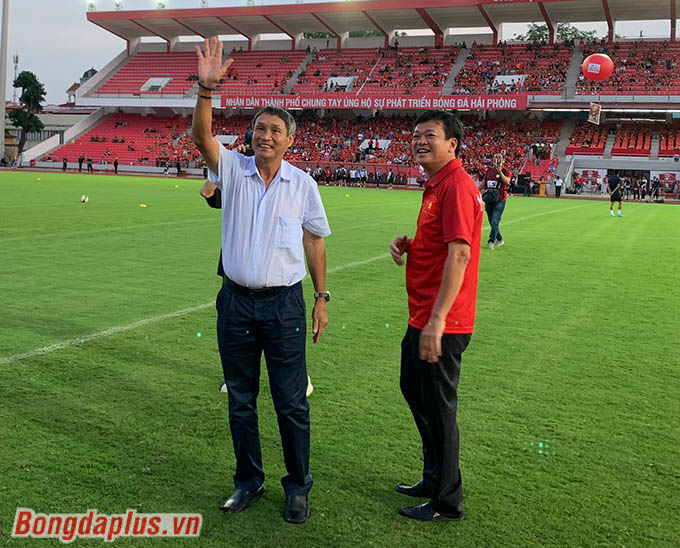 Chủ tịch Văn Trần Hoàn của Hải Phòng FC và HLV Mai Đức Chung chào đón khán giả đến theo dõi trận đấu 