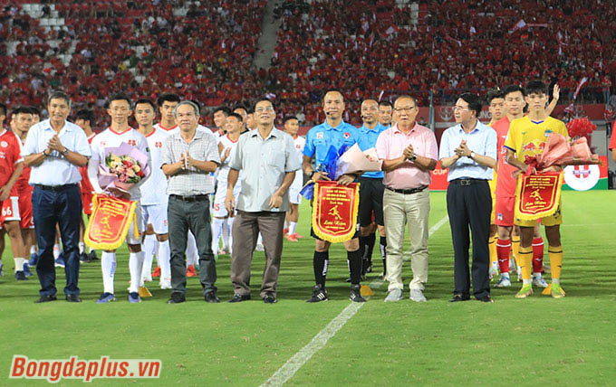 Các đại biểu, khách mời chụp ảnh cùng 4 đội bóng Hải Phòng, Hà Nội FC, Viettel và HAGL 