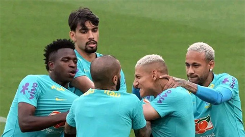 Richarlison 'tẩn' Vinicius trên sân tập, Neymar phải can ngăn