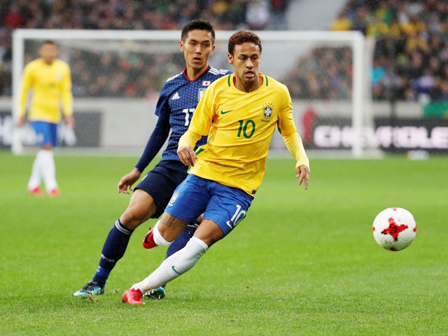 Neymar (áo sáng) và đồng đội đủ sức vùi dập ĐT Nhật Bản