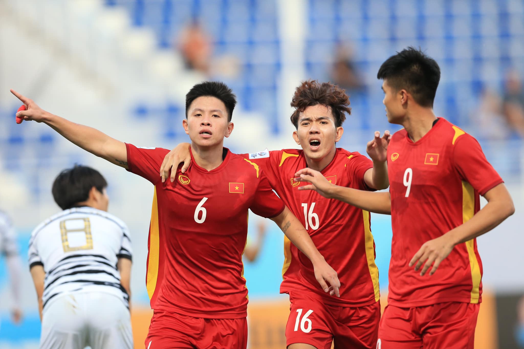Vũ Tiến Long và đồng đội ăn mừng sau bàn thắng đẳng cấp vào lưới U23 Hàn Quốc - Ảnh: Quỳnh Anh 