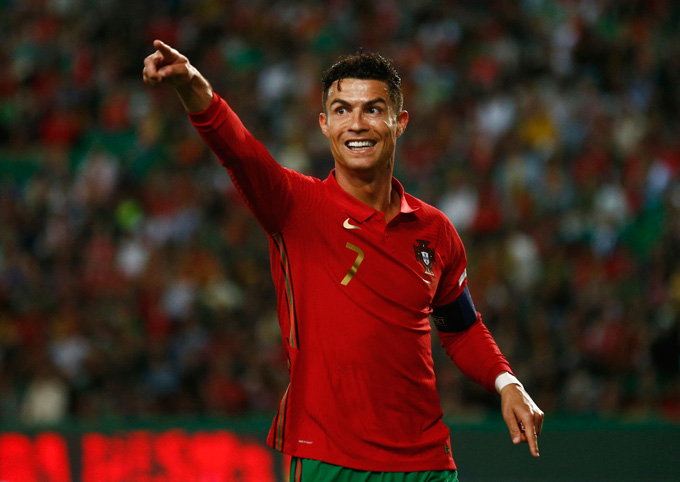 Ronaldo lập cú đúp ở trận Bồ Đào Nha vs Thuy Sỹ