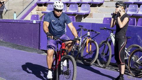 Ronaldo béo giữ lời hứa đạp xe 500 km mừng đội nhà thăng hạng