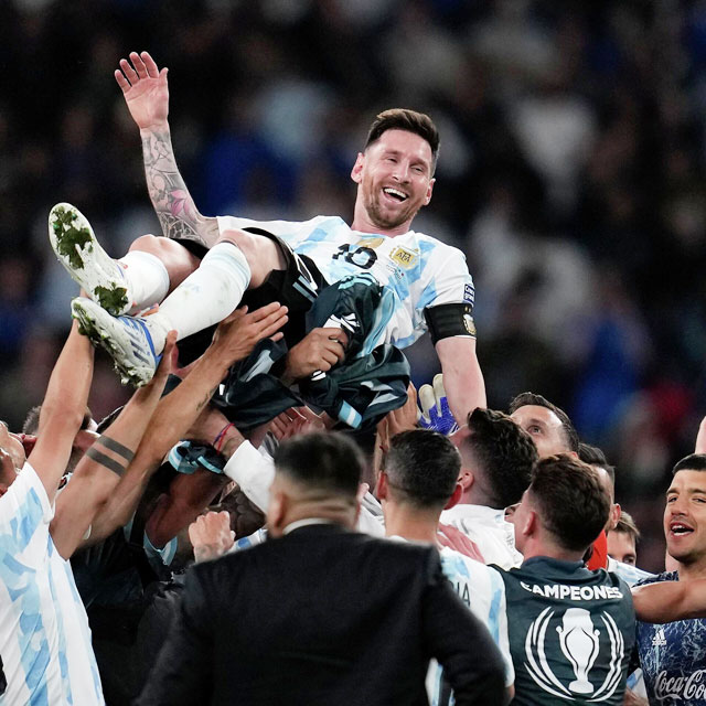 Messi được đồng đội công kênh sau khi ghi cả 5 bàn vào lưới Estonia