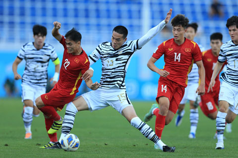 Cầu thủ U23 Việt Nam tả xung hữu đột giữa các cầu thủ cao lớn Hàn Quốc Ảnh: CTV