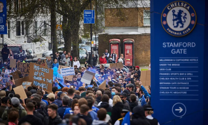 CĐV Chelsea giận dữ biểu tình phản đối Super League