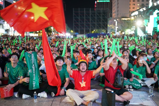Biểu cảm của người hâm mộ khi theo dõi trận đấu tại đường Nguyễn Huệ. Ảnh: Quốc An