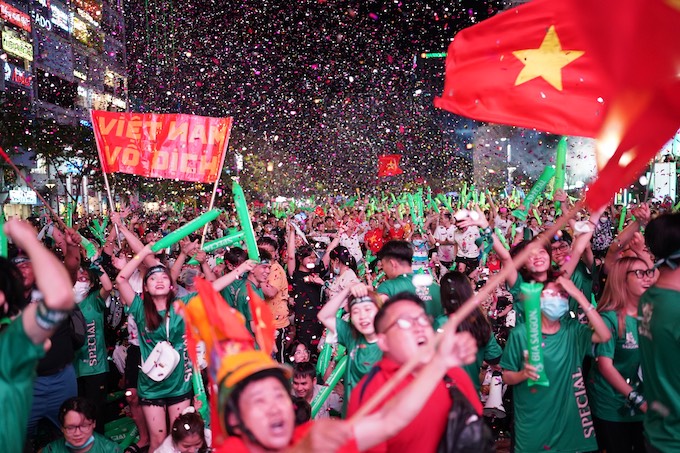 Niềm vui của mọi người khi Việt Anh nâng tỷ số lên 2-0. Ảnh: Quốc An