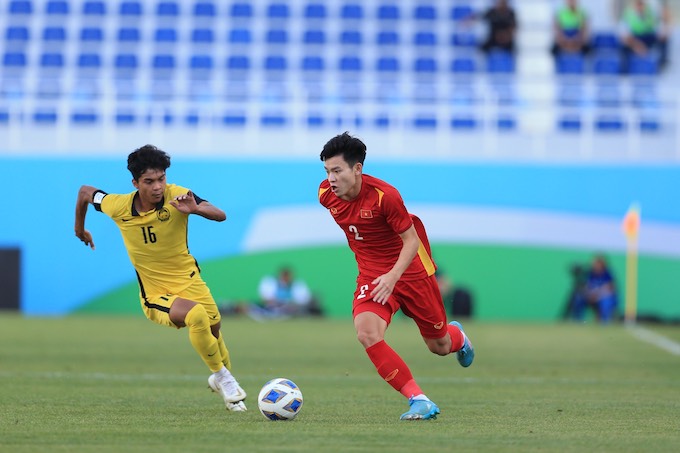 Pha tranh bóng của cầu thủ U23 Việt Nam (áo đỏ) và U23 Malaysia. Ảnh: Lâm Xung