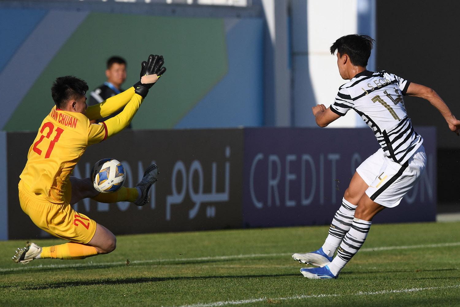 Chưa từng có kinh nghiệm thi đấu quốc tế, nhưng thủ môn Quan Văn Chuẩn đã vô hiệu hoá các chân sút Hàn Quốc gần như tuyệt đối