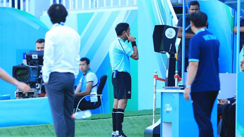 Tình huống VAR siêu lâu khiến CĐV phát chán ở trận U23 Việt Nam vs U23 Malaysia