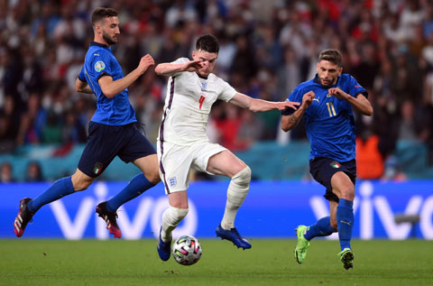 Declan Rice (áo Trắng) và đồng đội sẽ đánh bại Italia để trả mối hận thua trận chung kết EURO 2020