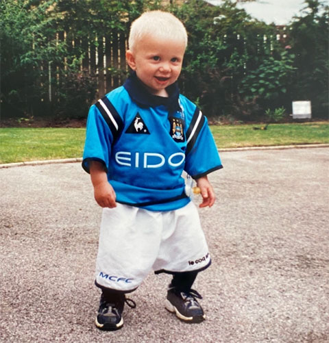Haaland hồi nhỏ trong trang phục thi đấu của Man City
