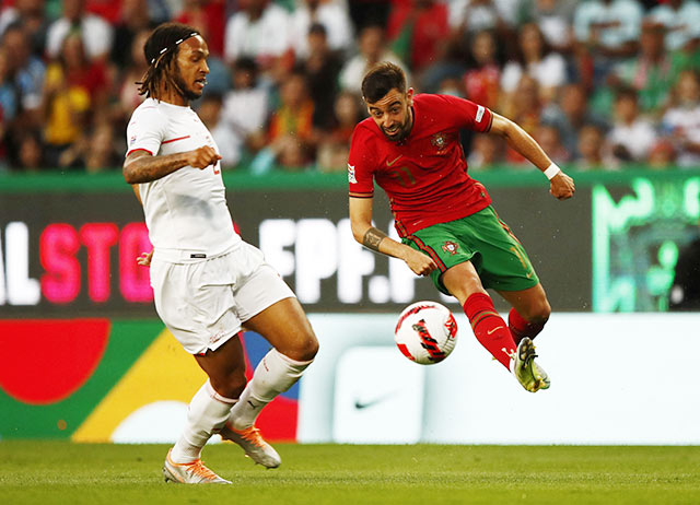 Phong độ tốt của tiền vệ Bruno Fernades (phải) sẽ giúp ĐT Bồ Đào Nha “bay” trên sân của đối thủ Thụy Sỹ