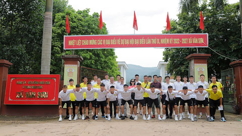 Giành suất thăng hạng Nhất, Hoà Bình FC dâng hương tại tượng đài Bác Hồ và làm từ thiện