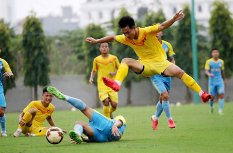 Các cầu thủ U19 Việt Nam nỗ lực tập luyện cho giải đấu được tổ chức ở Indonesia