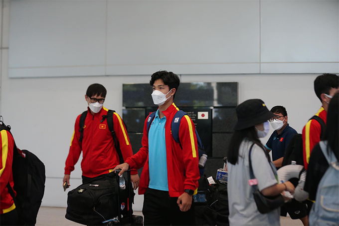 Duy Cương xuất hiện tại sân bay Tân Sơn Nhất và được các CĐV chú ý. Ảnh: Nguyễn Bằng