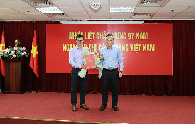Quyền Chủ tịch VFF - Trần Quốc Tuấn trao Quyết định bổ nhiệm Tổng biên tập Tạp chí Bóng đá cho đồng chí Nguyễn Tùng Điển 