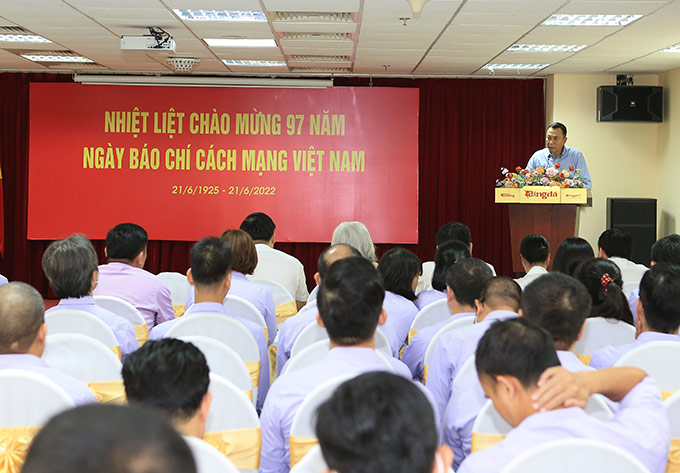Quyền Chủ tịch VFF - Trần Quốc Tuấn phát biểu chỉ đạo và giao nhiệm vụ cho Tổng biên tập Nguyễn Tùng Điển