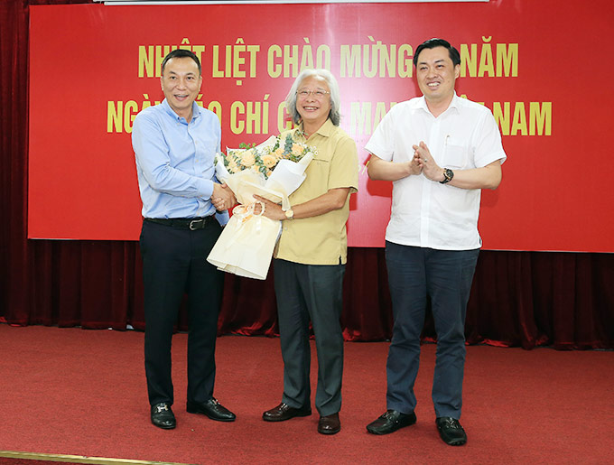 Lãnh đạo VFF tặng hoa ông Nguyễn Văn Phú - nguyên Bí thư Đảng ủy, nguyên Tổng biên tập Tạp chí Bóng đá