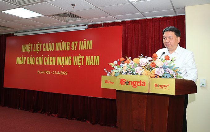 Tổng thư ký Lê Hoài Anh đại diện lãnh đạo VFF gửi lời chúc mừng ngày Báo chí cách mạng Việt Nam 21/6 tới Tạp chí Bóng đá