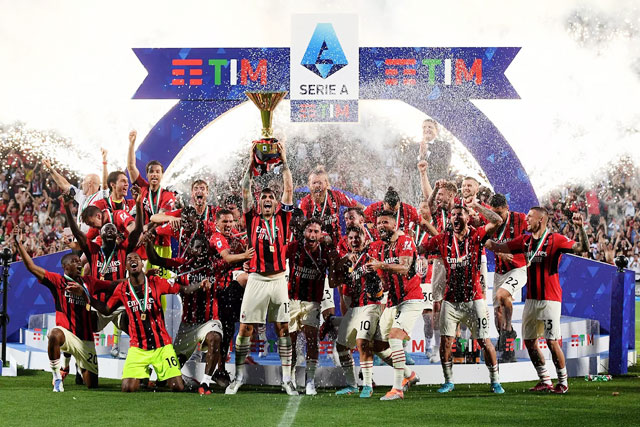 Các cầu thủ Milan ăn mừng chức vô địch Serie A 2021/22