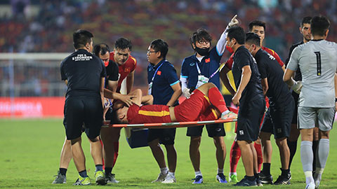 Văn Xuân chấn thương nặng trong trận bán kết giữa U23 Việt Nam và U23 Malaysia - Ảnh: Đức Cường