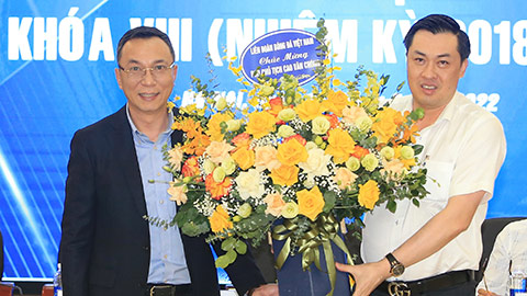 Quyền Chủ tịch VFF Trần Quốc Tuấn chúc mừng Phó Chủ tịch Cao Văn Chóng