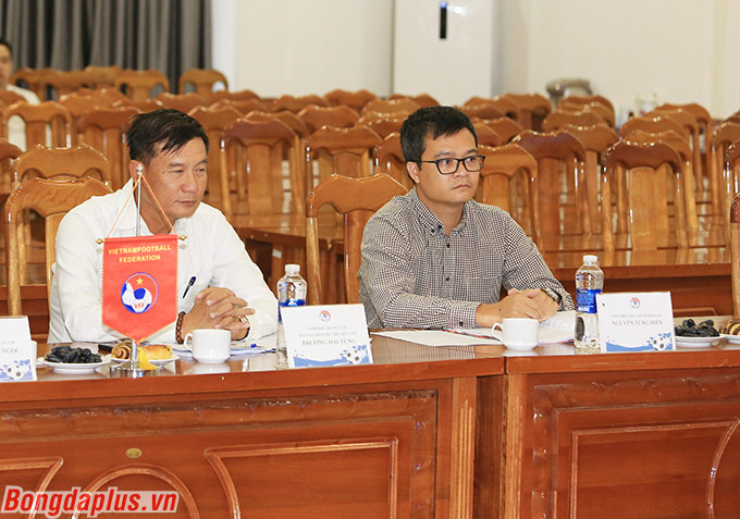 Tổng biên tập Tạp chí Bóng đá - Nguyễn Tùng Điển (bìa phải) dự Hội nghị Ban chấp hành - Ảnh: Đức Cường