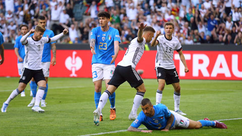 Đức (áo sáng) đánh dấu chiến thắng đầu tay tại UEFA Nations League 2022/23 bằng cơn “mưa gôn” dội vào lưới Italia