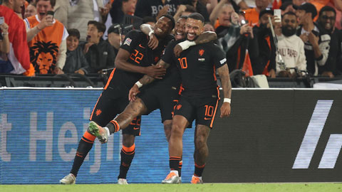 Depay (phải) cùng đồng đội ăn mừng bàn thắng cho Hà Lan
