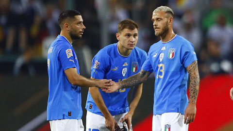 Các cầu thủ Italia an ủi nhau sau trận thua thảm trước Đức