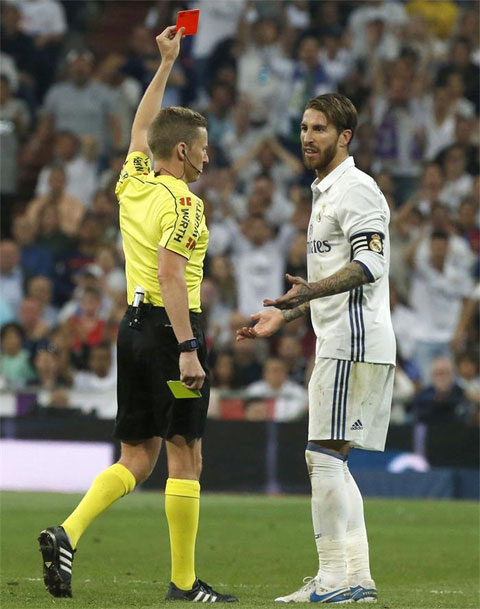 Ramos “có duyên” với thẻ đỏ từ Real cho tới PSG