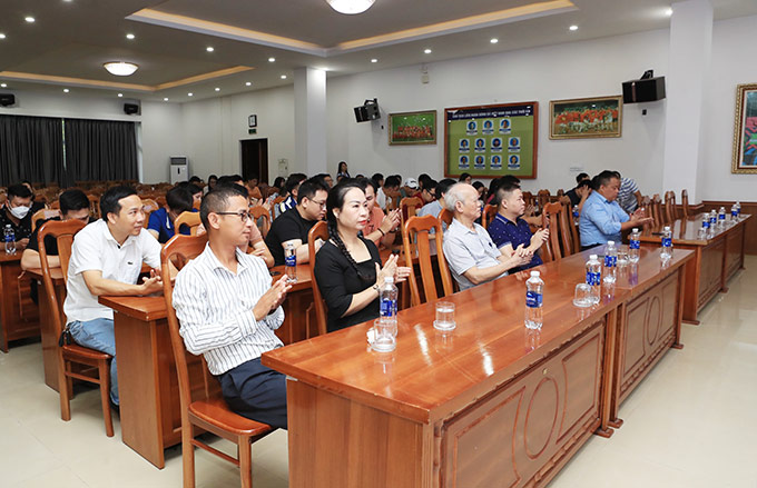 Các Phó Tổng biên tập Thạc Thị Thanh Thảo và Vũ Khắc Sơn của Tạp chí Bóng đá đến dự 