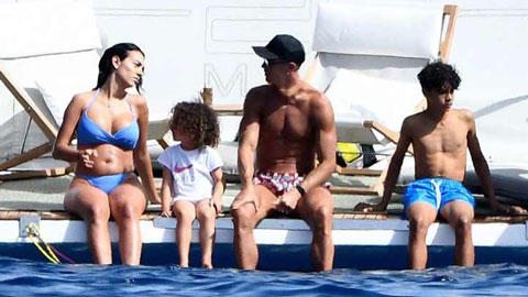 Ronaldo đưa gia đình đi nghỉ dưỡng, bạn gái diện bikini bốc lửa