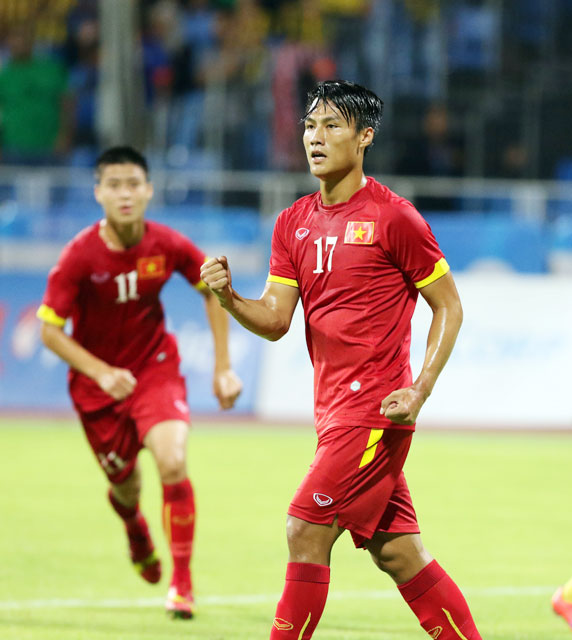 Văn Lâm và Hồng Quân (ảnh nhỏ), 2 cầu thủ Việt kiều thể hiện được năng lực bản thân - Ảnh: Đức Cường