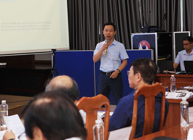 Phó Tổng thư ký Nguyễn Minh Châu của VFF báo cáo trước Hội nghị - Ảnh: Phan Tùng