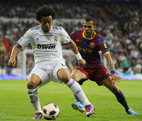 Dani Alves (phải) và Marcelo trong một trận siêu kinh điển khi cả hai đều đang rất sung sức trong màu áo Barca và Real