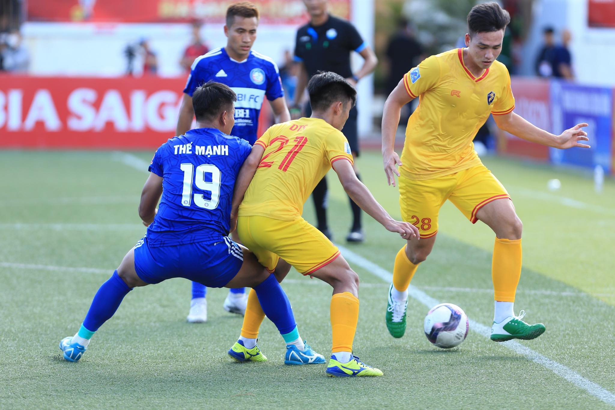 Dù có sự tăng cường của đội trưởng U23 Việt Nam - Bùi Hoàng Việt Anh nhưng DTS vẫn thất thủ trước Mobi trong trận ra quân 