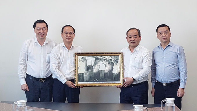 Ông Nguyễn Khoa Hải, Giám đốc Sở VH, TT và DL tỉnh Bình Dương  trao tặng bức ảnh cho ông Lê Khánh Hải