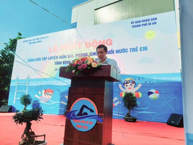 Ông Cao Văn Chóng – Phó Giám đốc Sở VHTTDL Bình Dương phát biểu tại Lễ phát động toàn dân tập luyện môn bơi, phòng, chống đuối nước năm 2022