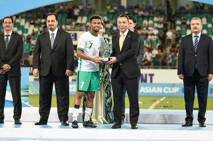 Quyền Chủ tịch VFF Trần Quốc Tuấn trao giải thưởng Cầu thủ xuất sắc nhất cho Ayman Yahya.