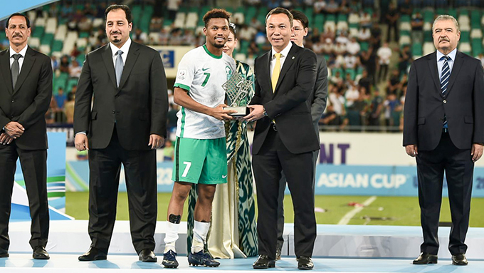 Quyền chủ tịch VFF Trần Quốc Tuấn trao giải Cầu thủ xuất sắc nhất VCK cho Ayman Yahya