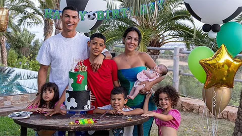 Ronaldo tổ chức sinh nhật tưng bừng cho cậu ấm<span class="photo"></span>