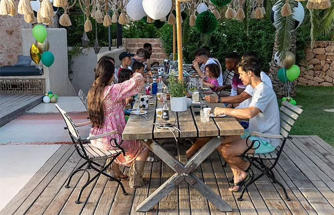Gia đình Ronaldo thưởng thức bữa ăn trong vườn khi họ tổ chức lễ kỷ niệm ở Majorca