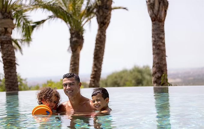 Cristiano Ronaldo tạo dáng với những đứa con sinh đôi của mình trong bức ảnh do cô bồ Georgina Rodriguez đăng tải trên Instagram