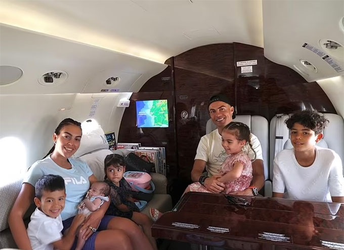 Georgina bế cô con gái 7 tuần tuổi Bella ngồi bên cạnh Cristiano Jr, cùng cặp song sinh Eva & Matteo và Alana Martina trên chuyến bay tới Tây Ban Nha nghỉ dưỡng